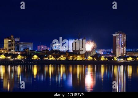 Blagoveshchensk, Russie - 25 juin 2020 : vue de la ville chinoise de Heihe depuis le remblai de la ville de Blagoveshchensk. Lumières de la ville nocturne Banque D'Images