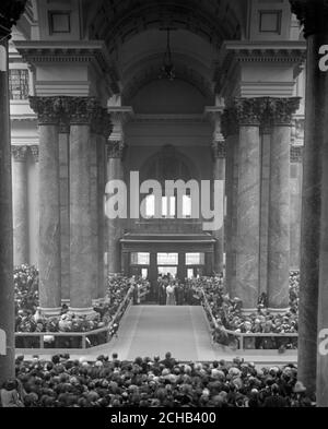 Le roi George V et la reine Mary entrent dans la Bourse royale de Manchester. Banque D'Images