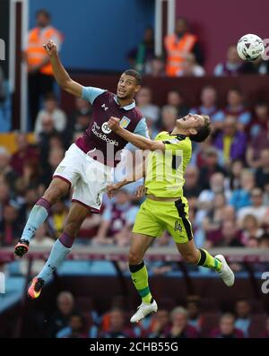 Rudy Gestede de de la Villa Aston (à gauche) et Wrift Vaulks de Rotherham United bataille pour le ballon Banque D'Images