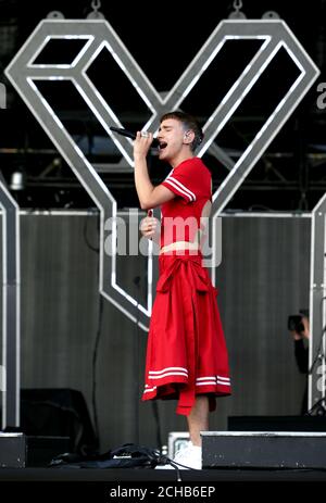 Olly Alexander de Ans et ans effectue sur la scène durant la Virgin Media Festival de V à Hylands Park à Chelmsford, Essex. Banque D'Images