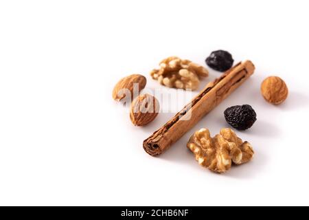 Assortiment de noix et de cannelle isolées sur fond blanc Banque D'Images