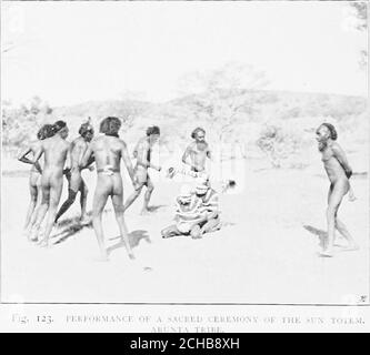 . À travers l'Australie . yv^. 122. IERF.mi-W lit IHE WILH TAT TJTEM. Montrant [il lading r,n r.f mains u&gt; cause les perffirniers tc) arrêt.. rx i.iTKM. X CÉRÉMONIES DE LA TRIBU ARUNTA 273 l'être représente l'ancêtre, ou de certains objets sacrés tels que la tête-robe. Dans de nombreuses cérémonies, il est habituel de presser un tel objet contre les estomacs des vieux hommes (Fig. 124). Une autre cérémonie, qui a été décidément frappante en raison de ses décorations vraiment extraordinaires, a été associée à un totem de grenouille. Bien qu'un seul manperforait, pourtant ses décorations étaient si élaborées que l'ococpie de l'irpréparation Banque D'Images