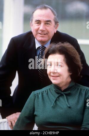 Sir Rex Hunt, le commissaire civil des Falklands, avec son épouse à l'extérieur de la Maison du gouvernement, Port Stanley. Archive-PA5220-1 Banque D'Images