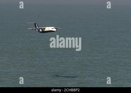 L'avion du Conseil de recherches sur l'environnement naturel (NERC) du Royaume-Uni, appelé Facility for Airborne Atmospheric Measurements (FAAM), survole le Solent juste au large de l'île de Wight et de Portsmouth. Banque D'Images