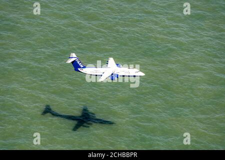 L'avion du Conseil de recherches sur l'environnement naturel (NERC) du Royaume-Uni, appelé Facility for Airborne Atmospheric Measurements (FAAM), survole le Solent juste au large de l'île de Wight et de Portsmouth. Banque D'Images