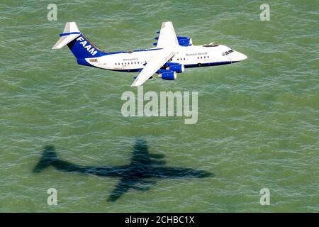 L'avion du Conseil de recherches sur l'environnement naturel (NERC) du Royaume-Uni, appelé Facility for Airborne Atmospheric Measurements (FAAM), survole le Solent juste au large de l'île de Wight et de Portsmouth. Banque D'Images