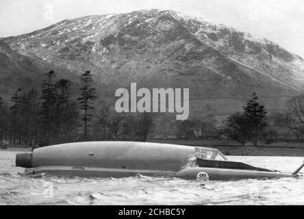 L'hydravion à turbojet de Donald Campbell Bluebird est aujourd'hui sous sa propre puissance pour la première fois. M. Campbell la dirige doucement autour du lac à Ullswater à quelques nœuds dans le cadre de sa préparation à sa tentative sur le record mondial de vitesse de l'eau. Banque D'Images