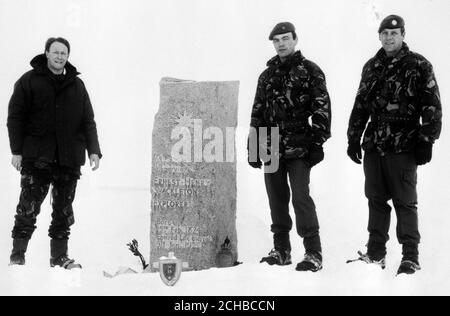 John Stanley, ministre d'État aux Forces armées, et des soldats des gardes de Coldstream au Mémorial de Sir Ernest Shackleton à King Edward point, Grytviken, Géorgie du Sud. *usage au Royaume-Uni uniquement Banque D'Images