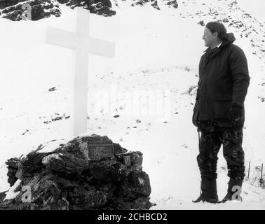 John Stanley, ministre d'État aux Forces armées, au Mémorial de Sir Ernest Shackleton, à King Edward point, à Grytviken, en Géorgie du Sud. *usage au Royaume-Uni uniquement Banque D'Images