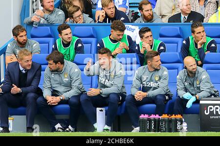 Garry Monk, directeur de Leeds United (à gauche) et le personnel sur le banc. Banque D'Images