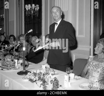 Sir Alec Douglas-Home, qui a été l'invité principal, a pris la parole lors du banquet de la Scottish Daily Newspaper Society pour célébrer le centenaire de l'Association de la presse. Le banquet a eu lieu à l'hôtel Gleneagles, dans le Perthshire. Banque D'Images