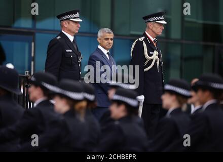 (De gauche à droite) le surintendant principal Craig Haslam, le maire de Londres, Sadiq Khan, et le commissaire du MPS, Sir Bernard Hogan-Howe, lors du premier défilé de passage du Metropolitan police Service sur les terrains réaménagé du Peel Centre à Hendon, dans le nord de Londres. APPUYEZ SUR ASSOCIATION photo. Date de la photo : vendredi 9 septembre 2016. Le crédit photo devrait se lire: Yui Mok/PA Wire Banque D'Images