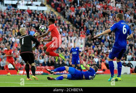 Daniel Sturridge de Liverpool (au centre) en action pendant le match de la Premier League à Anfield, Liverpool. APPUYEZ SUR ASSOCIATION photo. Date de la photo: Samedi 10 septembre 2016. Voir PA Story FOOTBALL Liverpool. Le crédit photo devrait être le suivant : Nigel French/PA Wire. RESTRICTIONS : usage éditorial uniquement. Aucune utilisation avec des fichiers audio, vidéo, données, listes de présentoirs, logos de clubs/ligue ou services « en direct » non autorisés. Utilisation en ligne limitée à 75 images, pas d'émulation vidéo. Aucune utilisation dans les Paris, les jeux ou les publications de club/ligue/joueur unique. Banque D'Images