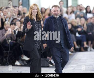 Les designers Justin Thornton (R) et Thea Bregazzi saluent le public après avoir présenté le préen de Thornton Bregazzi Spring/ Summer 2017 London Fashion week au Queen Elizabeth II Centre, Londres. APPUYEZ SUR ASSOCIATION photo. Date de la photo: Dimanche 18 septembre 2016. Voir l'histoire des PA MODE GRAND PUBLIC. Le crédit photo devrait se lire comme suit : Isabel Infantes /PA Wire Banque D'Images