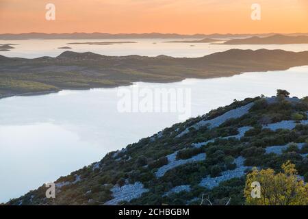 Coucher de soleil sur le lac Vrana (Vransko Jezero) et les îles Adriatique, Croatie. Banque D'Images