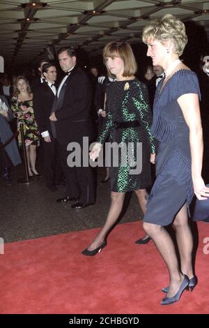 La princesse de Galles et Mme Mila Mulroney, épouse du premier ministre du Canada, arrivent au Centre national des Arts, à Ottawa, pour un concert. Plus tard, le prince et la princesse ont assisté à un dîner offert par M. et Mme Mulroney, avant de partir pour l'Angleterre à la fin de leur visite de sept jours au Canada. Banque D'Images