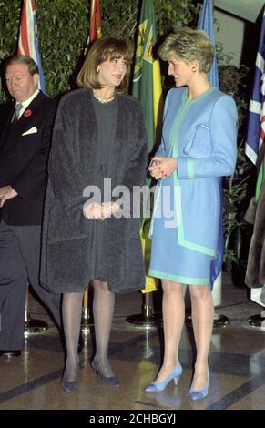 La princesse de Galles avec Mme Mila Mulroney, épouse du premier ministre canadien, au World Exchange Plaza d'Ottawa. Banque D'Images