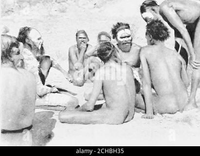 . À travers l'Australie . l-LL. 113. M.kl.MIW ■&gt;! 1111. ILI;IAIJK ILLK.M I K I K 1 I 1 M 1 NA. Le crlcrnurr se trouve dans irijnL ^A a scrit-s r.f tlivers de féalliers lixeil en giamrl tlique. -C-..^=... f:^. 114 i-i ^ll-: EXriAIXIXIXC. TllKMh MT1Ks hi A VTNA, HOMME ATI HE I LO.sl. TjV A IllEMH. ■ ERKMuNV. Ai la même lime un bouclier décoré idem pendant la cérémonie est pressé contre son Stor^acli. X CÉRÉMONIES DE LA TRIBU ARUNTA 265 la nourriture doit aller plus loin. Il faut toujours se rappeler que les cérémonies importantes ne se déroulent que dans des conditions théefavables. En outre, l'un des plus Banque D'Images