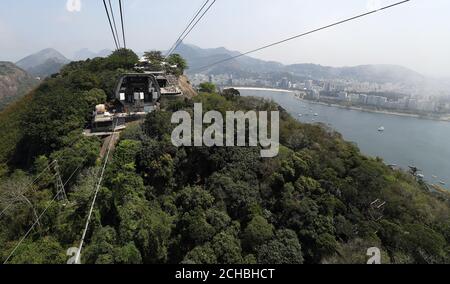 Un téléphérique le rend jusqu'au sommet de la montagne de Sugarloaf depuis Urca Hill, à Rio de Janeiro, au Brésil Banque D'Images