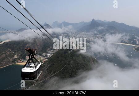 Un téléphérique le rend jusqu'au sommet de la montagne de Sugarloaf depuis Urca Hill, à Rio de Janeiro, au Brésil Banque D'Images