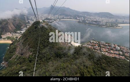 Un téléphérique le rend jusqu'au sommet de la montagne de Sugarloaf depuis Urca Hill, à Rio de Janeiro, au Brésil Banque D'Images