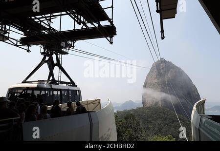 Un téléphérique le rend jusqu'au sommet de la montagne de Sugarloaf depuis Urca Hill, à Rio de Janeiro, au Brésil Banque D'Images