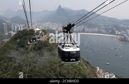 Un téléphérique le rend jusqu'au sommet de la montagne de Sugarloaf depuis Urca Hill, à Rio de Janeiro, au Brésil Banque D'Images