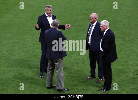 Sam Allardyce, directeur de l'Angleterre, avec Greg Clarke, président de la FA (deuxième à gauche) Banque D'Images