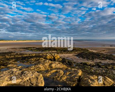 Rocks, Sunrise, West Sands Beach (chars de feu), St Andrews, Fife, Écosse, Royaume-Uni, GB. Banque D'Images