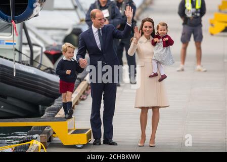 Le duc et la duchesse de Cambridge, le prince George et la princesse Charlotte se détournent vers la foule avant de partir en hydravion de l'aéroport de Victoria Harbour à Victoria, au Canada, le huitième jour de la tournée royale au Canada. APPUYEZ SUR ASSOCIATION photo. Date de la photo: Samedi 1er octobre 2016. Voir l'histoire de l'AP ROYAL Canada. Le crédit photo devrait se lire comme suit : Dominic Lipinski/PA Wire Banque D'Images