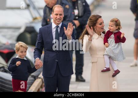 Le duc et la duchesse de Cambridge, le prince George et la princesse Charlotte se détournent vers la foule avant de partir en hydravion de l'aéroport de Victoria Harbour à Victoria, au Canada, le huitième jour de la tournée royale au Canada. APPUYEZ SUR ASSOCIATION photo. Date de la photo: Samedi 1er octobre 2016. Voir l'histoire de l'AP ROYAL Canada. Le crédit photo devrait se lire comme suit : Dominic Lipinski/PA Wire Banque D'Images