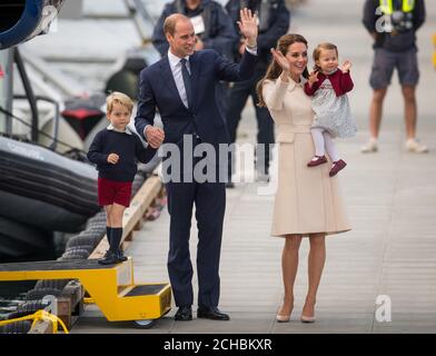 Le duc et la duchesse de Cambridge, le prince George et la princesse Charlotte se détournent vers la foule avant de partir en hydravion de l'aéroport de Victoria Harbour à Victoria, au Canada, le huitième jour de la tournée royale au Canada. APPUYEZ SUR ASSOCIATION photo. Date de la photo: Samedi 1er octobre 2016. Voir l'histoire de l'AP ROYAL Canada. Le crédit photo devrait se lire comme suit : Dominic Lipinski/PA Wire Banque D'Images