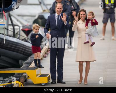 Le duc et la duchesse de Cambridge, le prince George et la princesse Charlotte se détournent vers la foule avant de partir en hydravion de l'aéroport de Victoria Harbour à Victoria, au Canada, le huitième jour de la tournée royale au Canada. APPUYEZ SUR ASSOCIATION photo. Date de la photo: Samedi 1er octobre 2016. Voir l'histoire de l'AP ROYAL Canada. Le crédit photo devrait se lire comme suit : Dominic Lipinski/PA Wire Banque D'Images