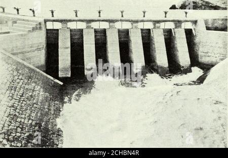 . Documents d'approvisionnement en eau et d'irrigation de la Commission géologique des États-Unis . A. BARRAGE DE DÉRIVATION, PROJET BELLE FOURCHE, DAKOTA DU SUD. B. BARRAGE DE DÉRIVATION ET PORTES-FENÊTRES, PROJET BELLE FOURCHE, DAKOTA DU SUD. Bassin de drainage de la rivière Kansas. 283 County, Kans., d'où il coule vers l'est, entrant dans le Missouri atKansas City, Missouri. La Smoky Hill s'élève près de la frontière entre le Kansas et le Colorado, poursuit un bobinage mais sur tout le chemin de l'est à travers le Kansas, et près de Junction unit avec le républicain. Sa longueur de 335 milles, et la largeur extrême de son bassin est d'environ 100 milles.la rivière court près de Banque D'Images