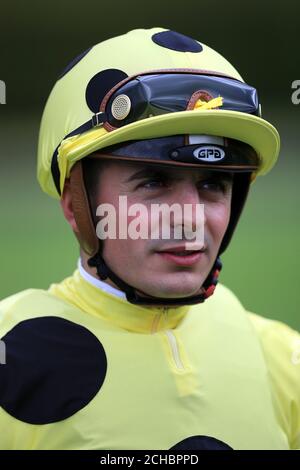 Jockey Andrea Atzeni avant son tour sur Red Ensign in Les piquets de la pépinière TurfTrax Banque D'Images