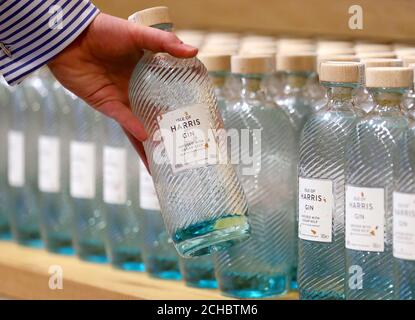 Les bouteilles de gin Harris de la distillerie Isle of Harris, qui a été officiellement ouverte par le Prince Charles lors d'une visite à la distillerie, ont visité le bâtiment et rencontré des employés, des partisans de la distillerie et des membres de la communauté locale de Tarbert sur l'île de Harris. APPUYEZ SUR ASSOCIATION photo. Date de la photo: Mardi 18 octobre 2016. Le crédit photo devrait se lire comme suit : Andrew Milligan/PA Wire. Banque D'Images