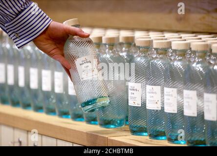 Les bouteilles de gin Harris de la distillerie Isle of Harris, qui a été officiellement ouverte par le Prince Charles lors d'une visite à la distillerie, ont visité le bâtiment et rencontré des employés, des partisans de la distillerie et des membres de la communauté locale de Tarbert sur l'île de Harris. APPUYEZ SUR ASSOCIATION photo. Date de la photo: Mardi 18 octobre 2016. Le crédit photo devrait se lire comme suit : Andrew Milligan/PA Wire. Banque D'Images