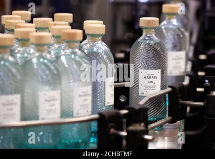 Les bouteilles de gin Harris de la distillerie Isle of Harris, qui a été officiellement ouverte par le Prince Charles lors d'une visite à la distillerie, ont visité le bâtiment et rencontré des employés, des partisans de la distillerie et des membres de la communauté locale de Tarbert sur l'île de Harris. APPUYEZ SUR ASSOCIATION photo. Date de la photo: Mardi 18 octobre 2016. Le crédit photo devrait se lire comme suit : Andrew Milligan/PA Wire. Banque D'Images