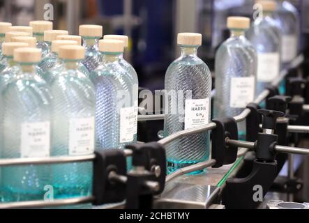 Les bouteilles de gin Harris de la distillerie Isle of Harris, qui a été officiellement ouverte par le Prince Charles lors d'une visite à la distillerie, ont visité le bâtiment et rencontré des employés, des partisans de la distillerie et des membres de la communauté locale de Tarbert sur l'île de Harris. APPUYEZ SUR ASSOCIATION photo. Date de la photo: Mardi 18 octobre 2016. Le crédit photo devrait se lire comme suit : Andrew Milligan/PA Wire. Banque D'Images