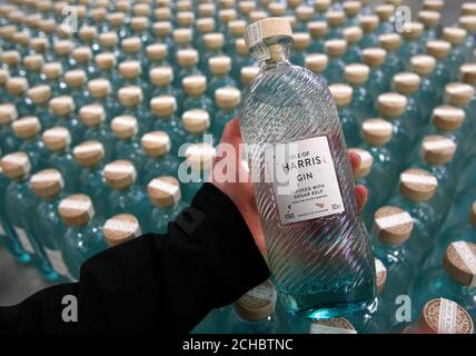 Les bouteilles de gin Harris de la distillerie Isle of Harris, qui a été officiellement ouverte par le Prince Charles lors d'une visite à la distillerie, ont visité le bâtiment et rencontré des employés, des partisans de la distillerie et des membres de la communauté locale de Tarbert sur l'île de Harris. APPUYEZ SUR ASSOCIATION photo. Date de la photo: Mardi 18 octobre 2016. Le crédit photo devrait se lire comme suit : Andrew Milligan/PA Wire. Banque D'Images