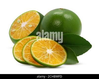 Calamansi ou fruits orange verts isolés sur fond blanc Banque D'Images