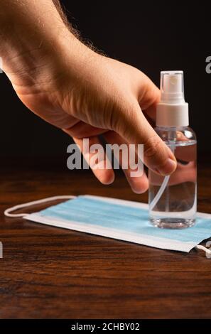 Spray désinfectant pour la prise des mains et masque facial. Prévention Covid-19. Banque D'Images