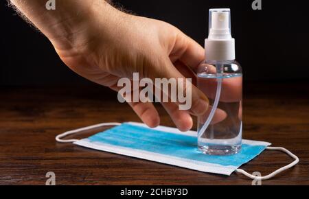 Spray désinfectant pour la prise des mains et masque facial. Prévention Covid-19. Banque D'Images