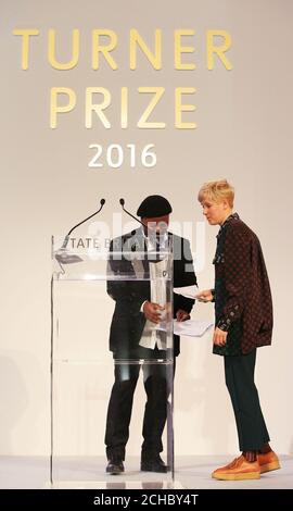 Le poète et romancier nigérian Ben Okri annonce Helen Marten comme lauréate du prix Turner 2016 à Tate Britain. Banque D'Images