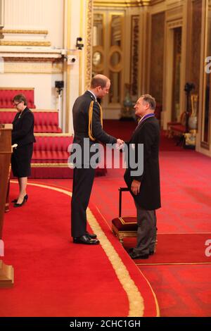 Sir David Hempleman-Adams de Box est fait chevalier commandant de l'ordre royal victorien par le duc de Cambridge à Buckingham Palace. Banque D'Images