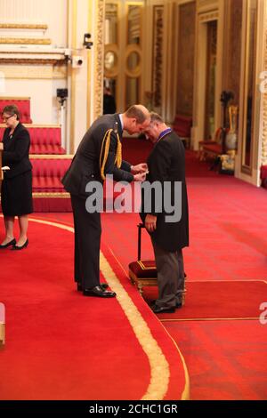 Sir David Hempleman-Adams de Box est fait chevalier commandant de l'ordre royal victorien par le duc de Cambridge à Buckingham Palace. Banque D'Images