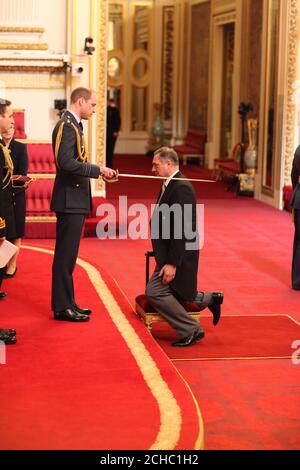 Sir David Hempleman-Adams de Box est fait chevalier commandant de l'ordre royal victorien par le duc de Cambridge à Buckingham Palace. Banque D'Images