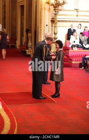 Jennifer Waldman de Londres est faite CBE (commandant de l'ordre de l'Empire britannique) par le duc de Cambridge à Buckingham Palace. Banque D'Images