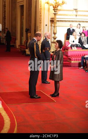 Jennifer Waldman de Londres est faite CBE (commandant de l'ordre de l'Empire britannique) par le duc de Cambridge à Buckingham Palace. Banque D'Images