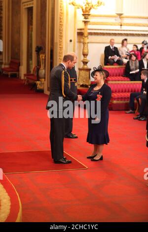 Mme Kerry Clancy-Horner, de Chelmsford, est constituée en MBE (membre de l'ordre de l'Empire britannique) par le duc de Cambridge au Palais de Buckingham. Banque D'Images